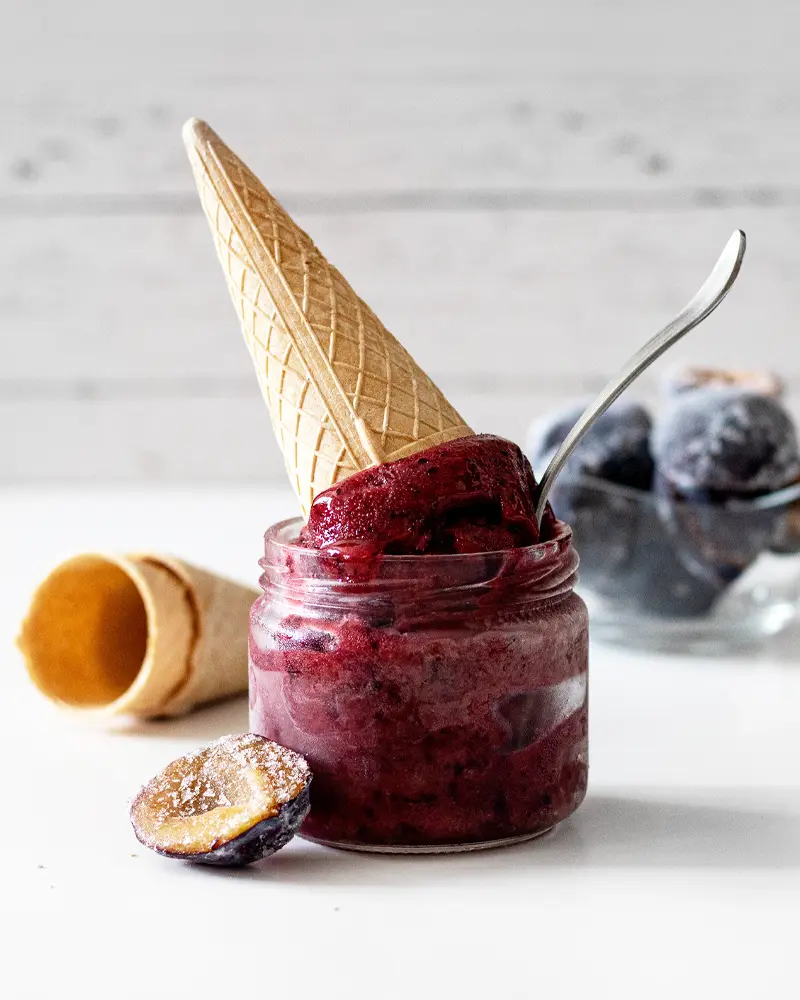 Domácí švestkový sorbet se skořicí